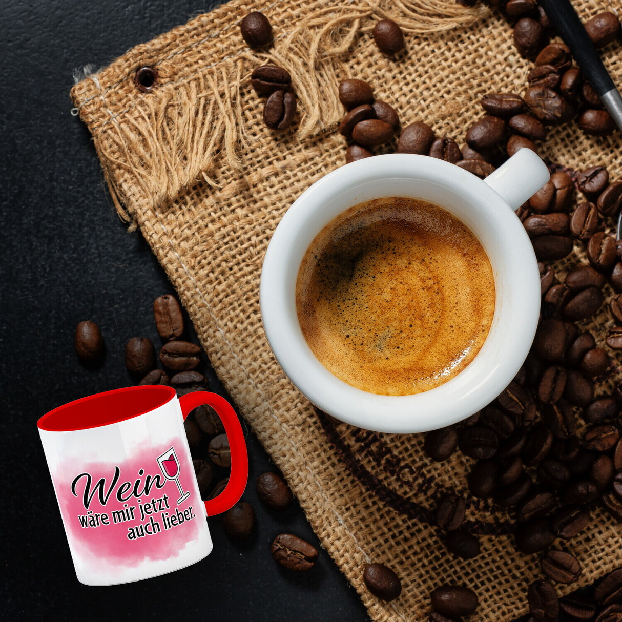 Wein wäre mir jetzt auch lieber - Kaffeebecher mit Weinglasmotiv