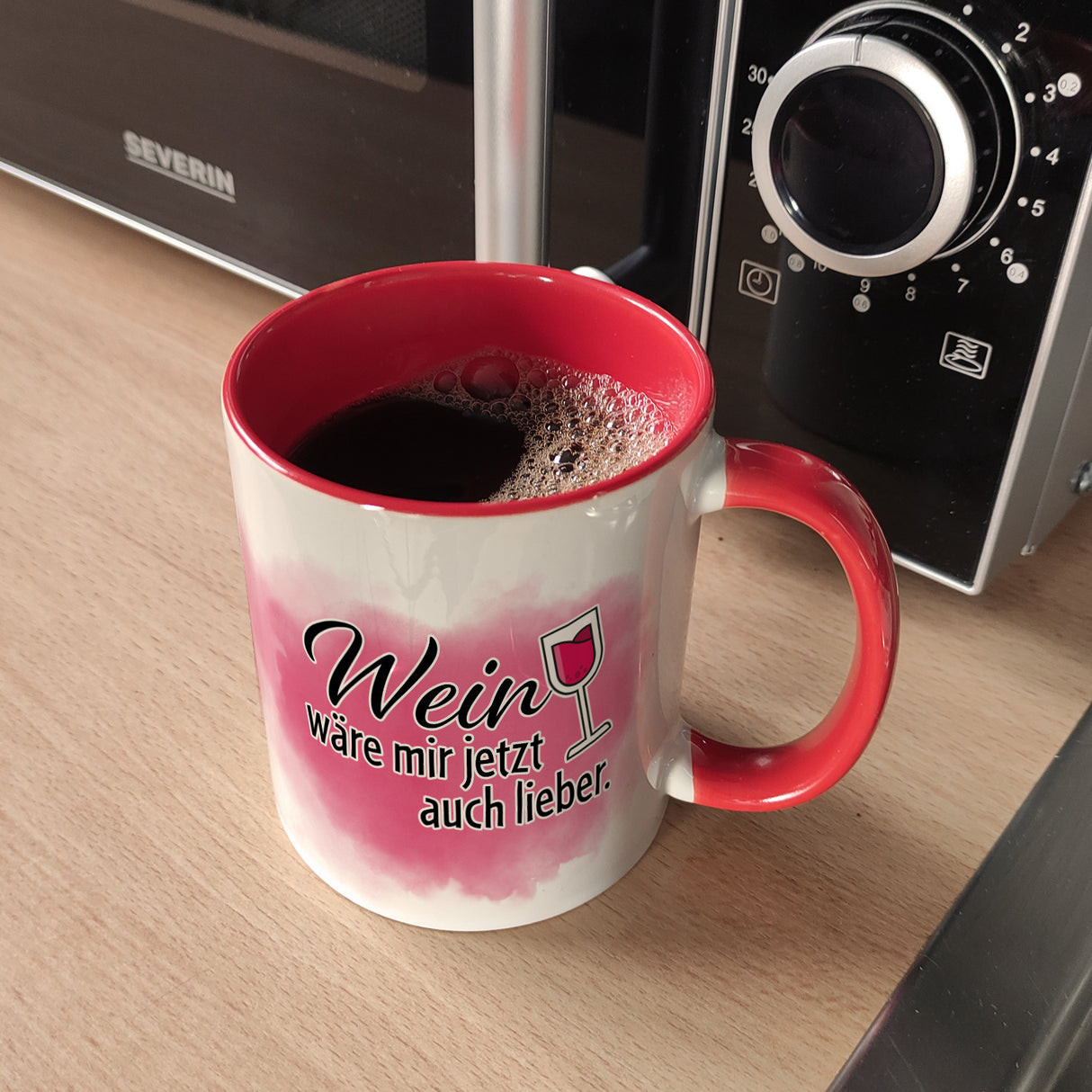Wein wäre mir jetzt auch lieber - Kaffeebecher mit Weinglasmotiv