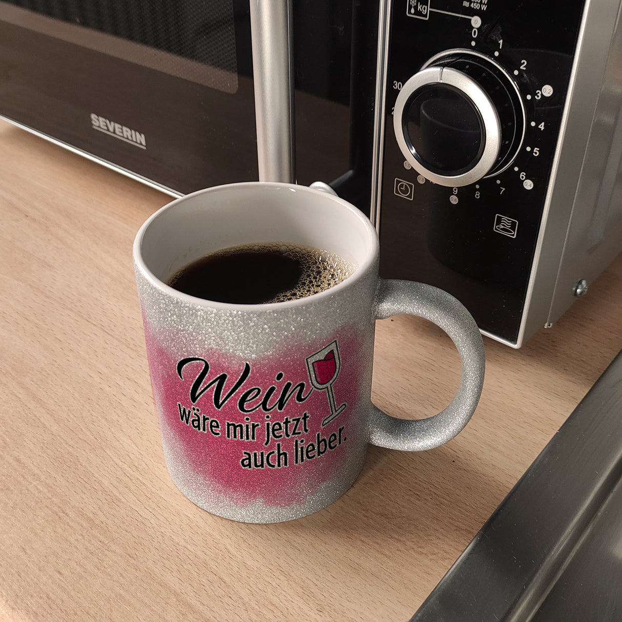 Wein wäre mir jetzt auch lieber - Kaffeebecher mit Weinglasmotiv