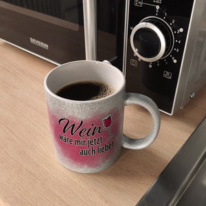 Wein wäre mir jetzt auch lieber - Kaffeebecher mit Weinglasmotiv