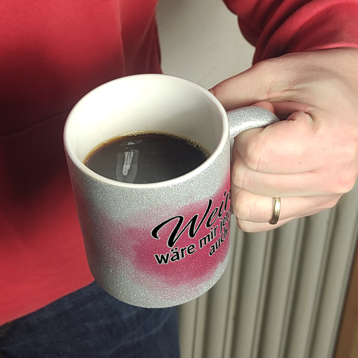 Wein wäre mir jetzt auch lieber - Kaffeebecher mit Weinglasmotiv