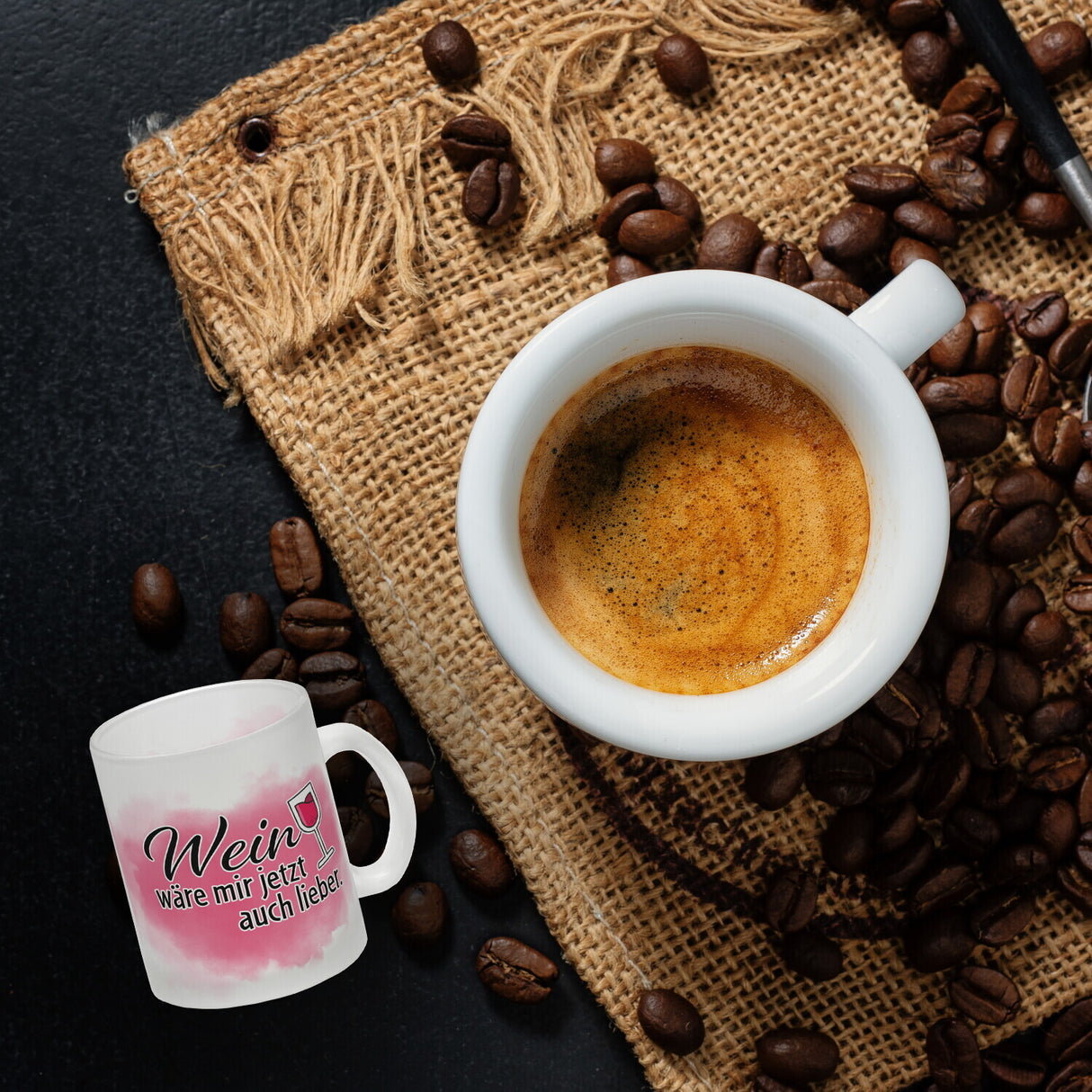 Wein wäre mir jetzt auch lieber - Kaffeebecher mit Weinglasmotiv