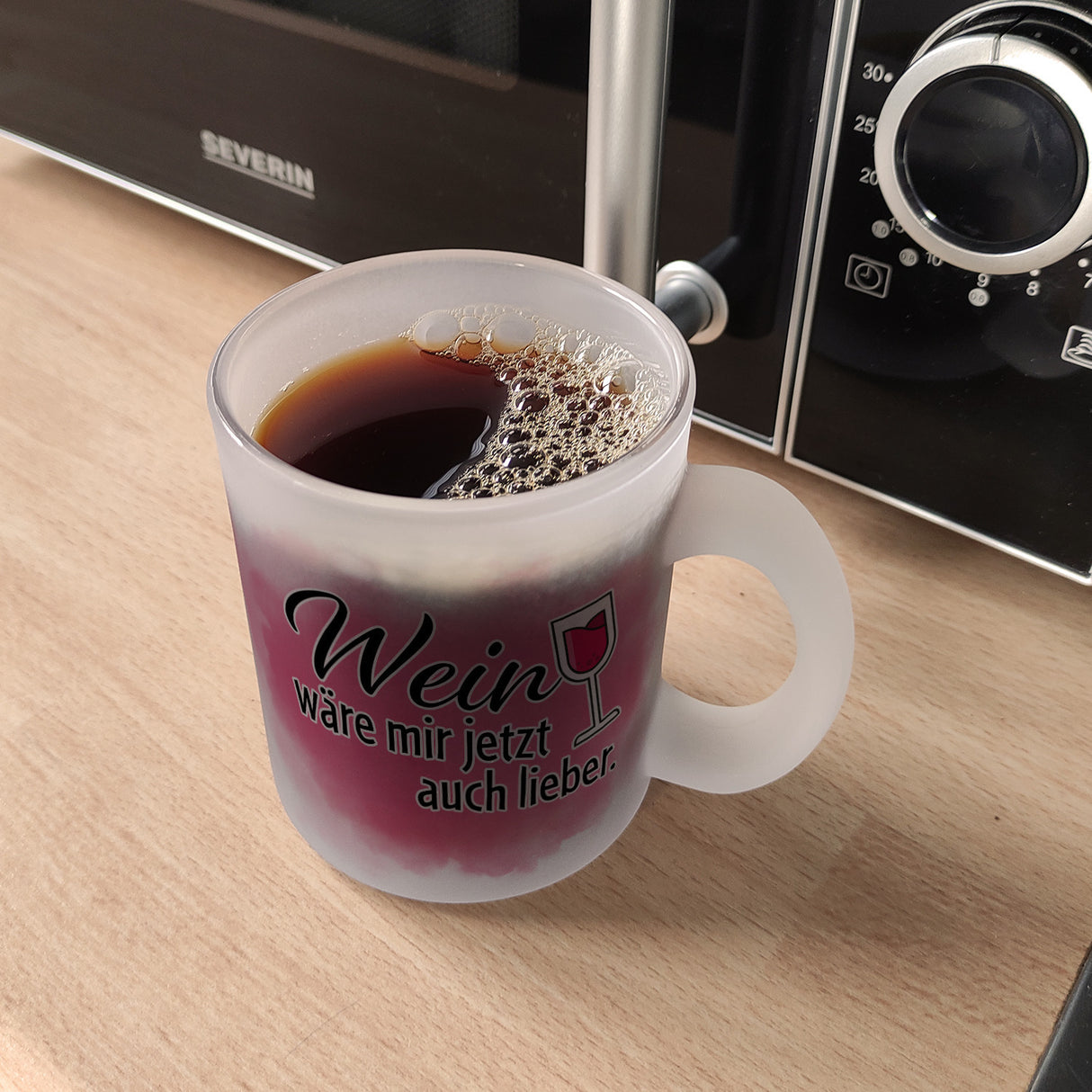 Wein wäre mir jetzt auch lieber - Kaffeebecher mit Weinglasmotiv