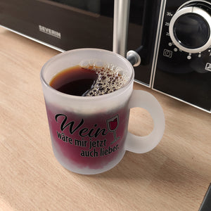Wein wäre mir jetzt auch lieber - Kaffeebecher mit Weinglasmotiv