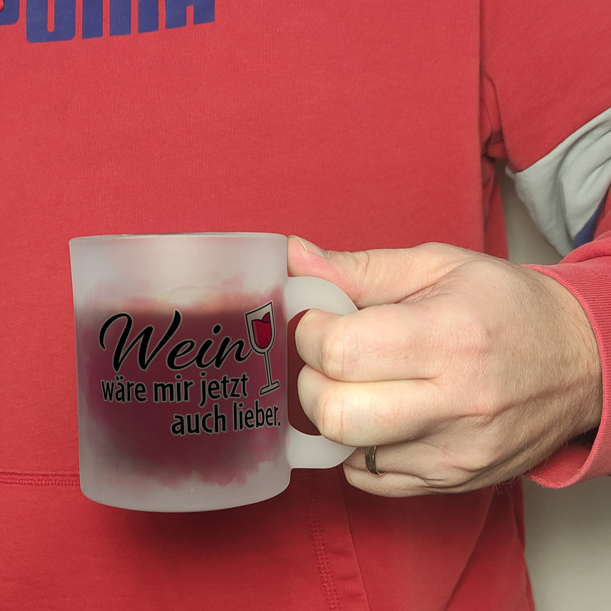 Wein wäre mir jetzt auch lieber - Kaffeebecher mit Weinglasmotiv