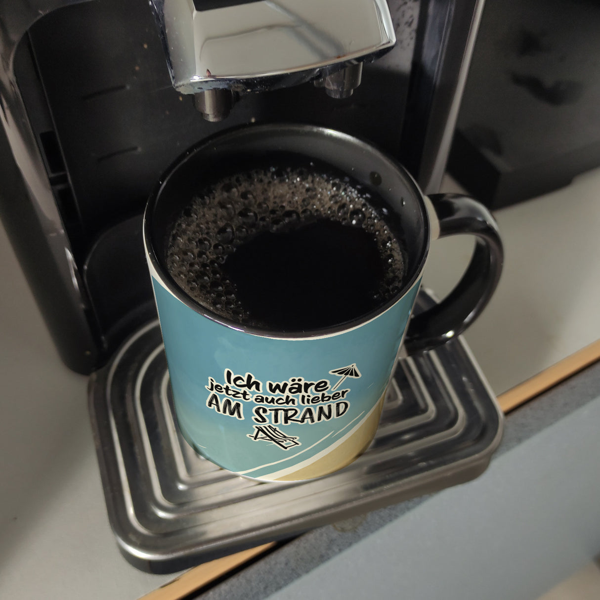 Ich wäre jetzt auch lieber am Strand - Kaffeebecher mit Strandmotiv