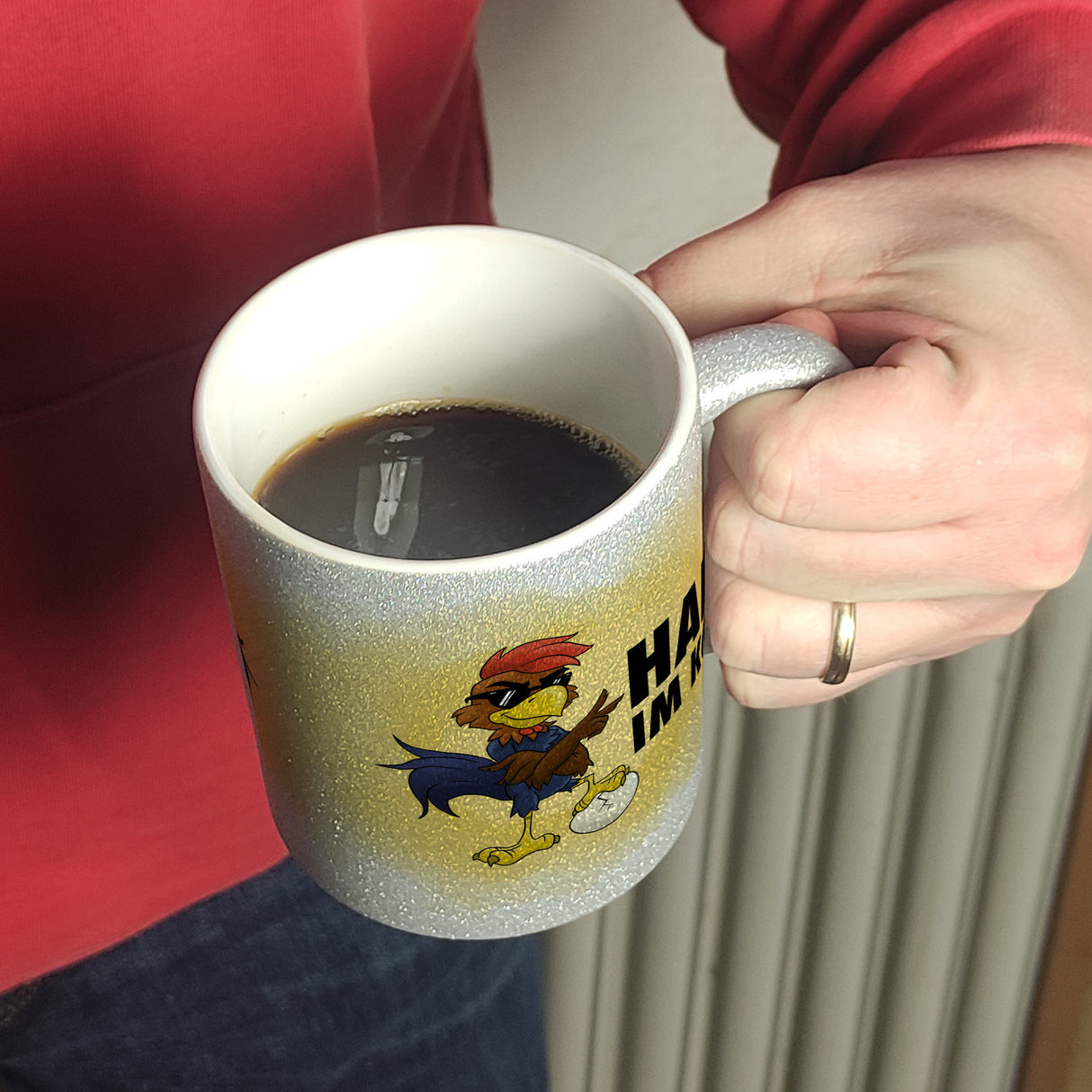 Hahn im Korb - Kaffeebecher mit coolem Cartoon-Hahn