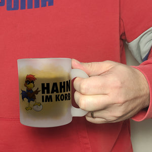 Hahn im Korb - Kaffeebecher mit coolem Cartoon-Hahn