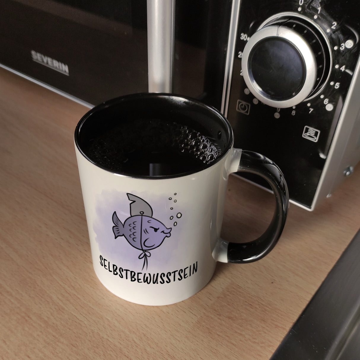 Selbstbewusstsein - Kaffeebecher mit dem gewitzten Fisch mit Haifischflosse