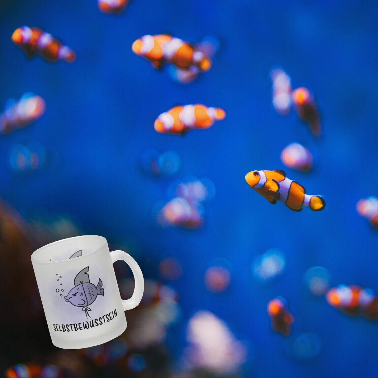 Selbstbewusstsein - Kaffeebecher mit dem gewitzten Fisch mit Haifischflosse