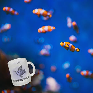 Selbstbewusstsein - Kaffeebecher mit dem gewitzten Fisch mit Haifischflosse