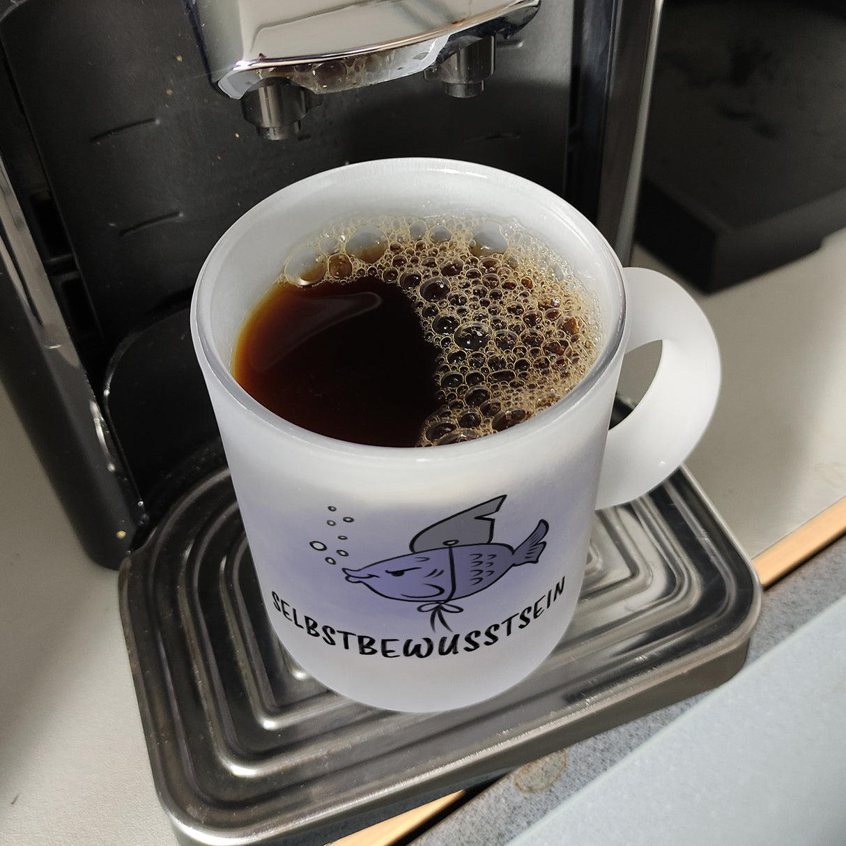 Selbstbewusstsein - Kaffeebecher mit dem gewitzten Fisch mit Haifischflosse
