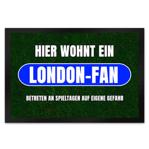 Hier wohnt ein London-Fan Fußmatte in 35x50 cm mit Rasenmotiv