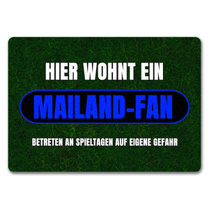 Hier wohnt ein Mailand-Fan Fußmatte in 35x50 cm mit Rasenmotiv