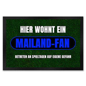 Hier wohnt ein Mailand-Fan Fußmatte in 35x50 cm mit Rasenmotiv