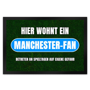 Hier wohnt ein Manchester-Fan Fußmatte in 35x50 cm mit Rasenmotiv