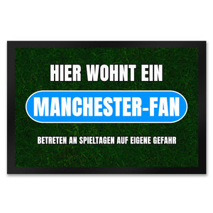 Hier wohnt ein Manchester-Fan Fußmatte in 35x50 cm mit Rasenmotiv