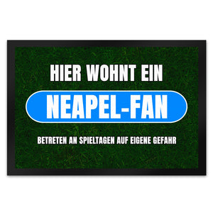 Hier wohnt ein Neapel-Fan Fußmatte in 35x50 cm mit Rasenmotiv