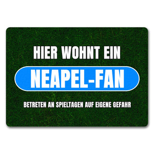 Hier wohnt ein Neapel-Fan Fußmatte in 35x50 cm mit Rasenmotiv
