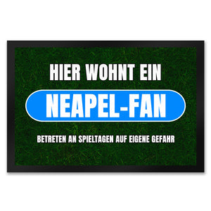 Hier wohnt ein Neapel-Fan Fußmatte in 35x50 cm mit Rasenmotiv
