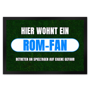 Hier wohnt ein Rom-Fan Fußmatte in 35x50 cm mit Rasenmotiv