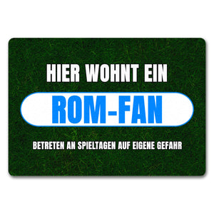 Hier wohnt ein Rom-Fan Fußmatte in 35x50 cm mit Rasenmotiv