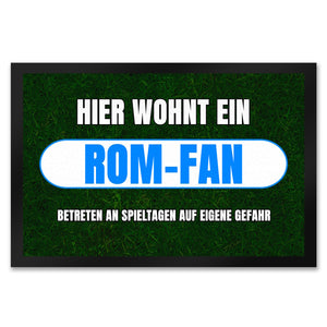 Hier wohnt ein Rom-Fan Fußmatte in 35x50 cm mit Rasenmotiv