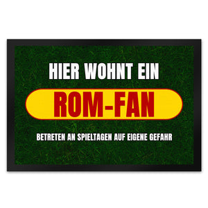 Hier wohnt ein Rom-Fan Fußmatte in 35x50 cm mit Rasenmotiv