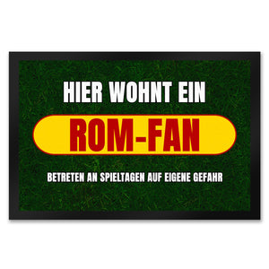 Hier wohnt ein Rom-Fan Fußmatte in 35x50 cm mit Rasenmotiv