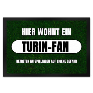 Hier wohnt ein Turin-Fan Fußmatte in 35x50 cm mit Rasenmotiv