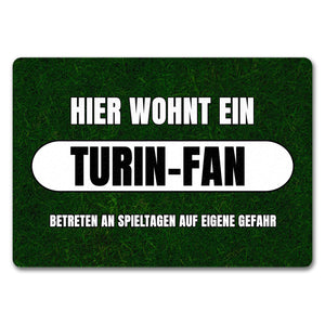 Hier wohnt ein Turin-Fan Fußmatte in 35x50 cm mit Rasenmotiv
