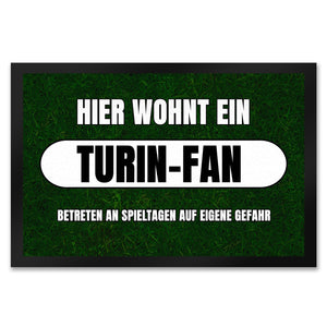 Hier wohnt ein Turin-Fan Fußmatte in 35x50 cm mit Rasenmotiv