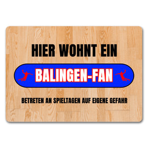 Hier wohnt ein Balingen-Fan Fußmatte in 35x50 cm mit Turnhallenboden Motiv