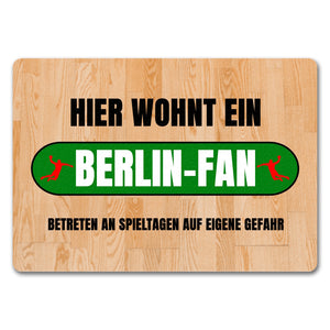 Hier wohnt ein Berlin-Fan Fußmatte in 35x50 cm mit Turnhallenboden Motiv