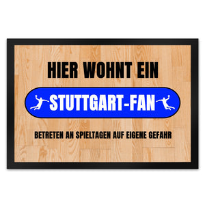 Hier wohnt ein Stuttgart-Fan Fußmatte in 35x50 cm mit Turnhallenboden Motiv