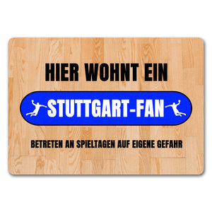 Hier wohnt ein Stuttgart-Fan Fußmatte in 35x50 cm mit Turnhallenboden Motiv