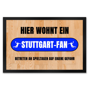 Hier wohnt ein Stuttgart-Fan Fußmatte in 35x50 cm mit Turnhallenboden Motiv