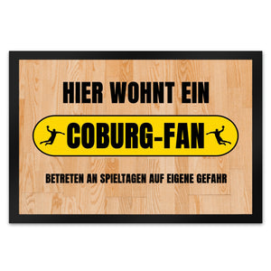 Hier wohnt ein Coburg-Fan Fußmatte in 35x50 cm mit Turnhallenboden Motiv