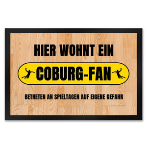 Hier wohnt ein Coburg-Fan Fußmatte in 35x50 cm mit Turnhallenboden Motiv