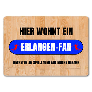 Hier wohnt ein Erlangen-Fan Fußmatte in 35x50 cm mit Turnhallenboden Motiv