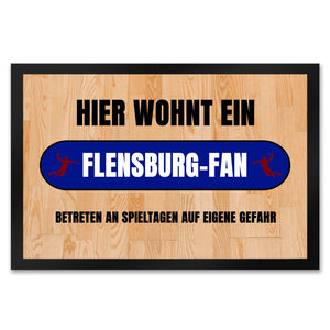 Hier wohnt ein Flensburg-Fan Fußmatte in 35x50 cm mit Turnhallenboden Motiv