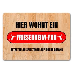 Hier wohnt ein Firesenheim-Fan Fußmatte in 35x50 cm mit Turnhallenboden Motiv