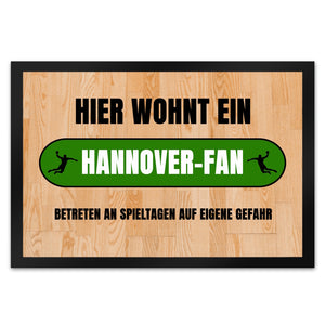 Hier wohnt ein Hannover-Fan Fußmatte in 35x50 cm mit Turnhallenboden Motiv