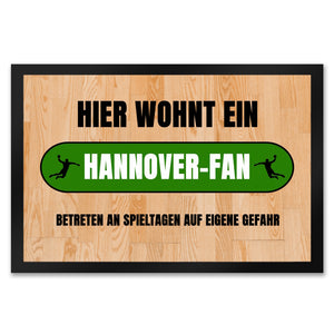 Hier wohnt ein Hannover-Fan Fußmatte in 35x50 cm mit Turnhallenboden Motiv