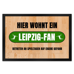 Hier wohnt ein Leipzig-Fan Fußmatte in 35x50 cm mit Turnhallenboden Motiv
