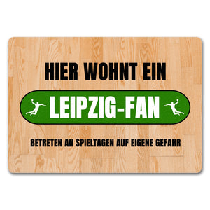 Hier wohnt ein Leipzig-Fan Fußmatte in 35x50 cm mit Turnhallenboden Motiv