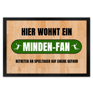 Hier wohnt ein Minden-Fan Fußmatte in 35x50 cm mit Turnhallenboden Motiv