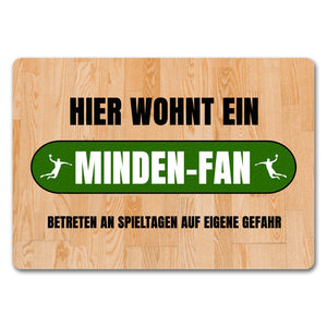 Hier wohnt ein Minden-Fan Fußmatte in 35x50 cm mit Turnhallenboden Motiv