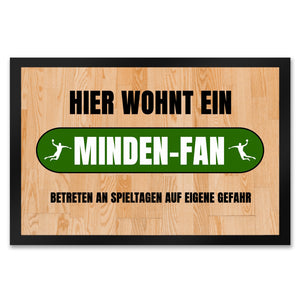 Hier wohnt ein Minden-Fan Fußmatte in 35x50 cm mit Turnhallenboden Motiv