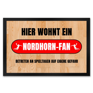 Hier wohnt ein Nordhorn-Fan Fußmatte in 35x50 cm mit Turnhallenboden Motiv